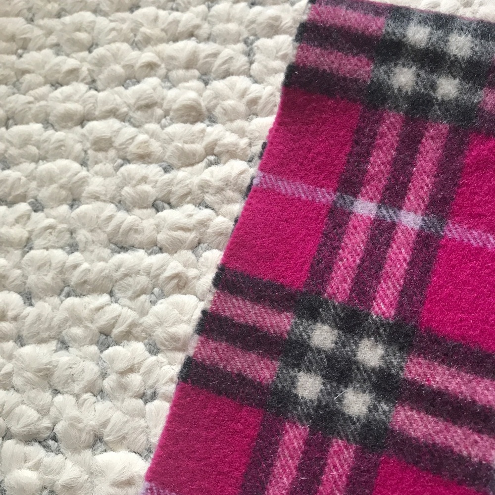BURBERRY 100% Soft Cashmere Raspberry Pink Scarf RARE! NEW! 54" Authenticated - Picture 3 of 4